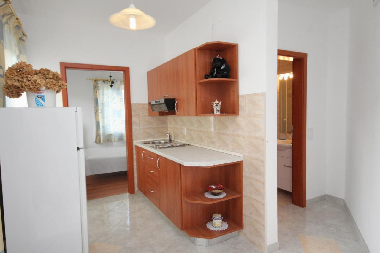 Apartments And Rooms With Parking Space Njivice, Krk - 5458 외부 사진
