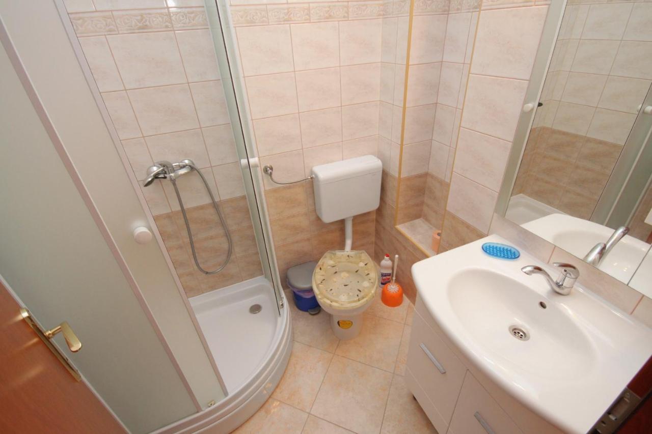 Apartments And Rooms With Parking Space Njivice, Krk - 5458 외부 사진