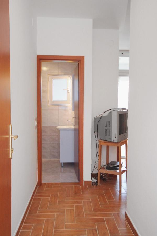 Apartments And Rooms With Parking Space Njivice, Krk - 5458 외부 사진